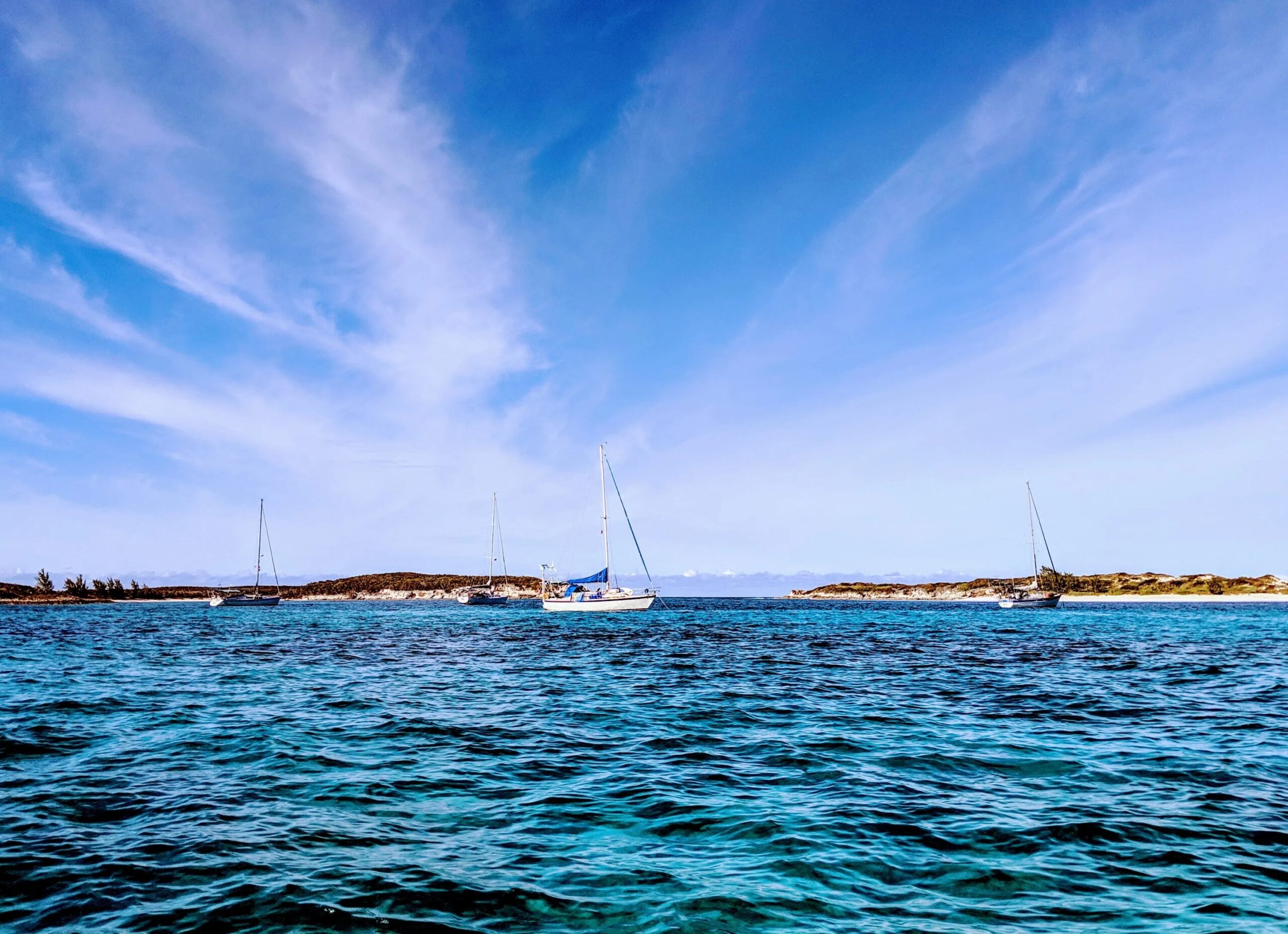 Sailing Berry Islands: Secluded Paradise, Blue Hole and a Bar In The Middle Of Nowhere